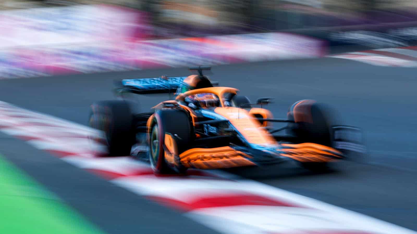 Daniel Ricciardo est flouté dans sa McLaren. Bakou Juin 2022